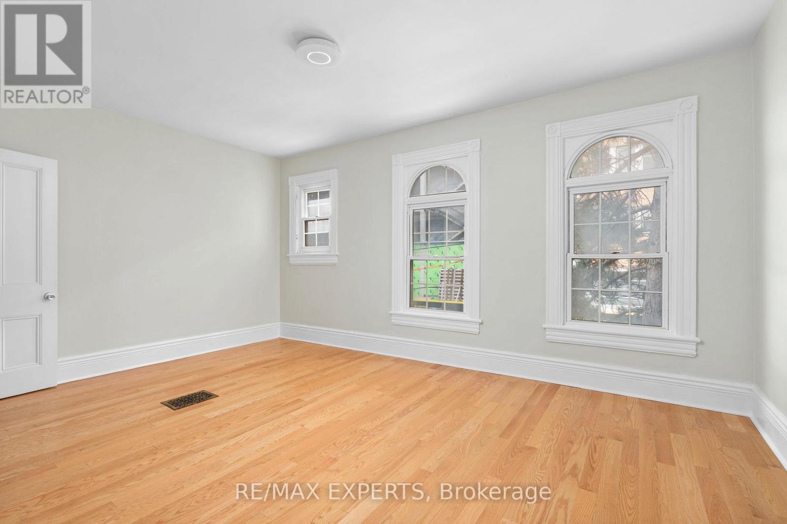 382 BATHURST STREET - 21