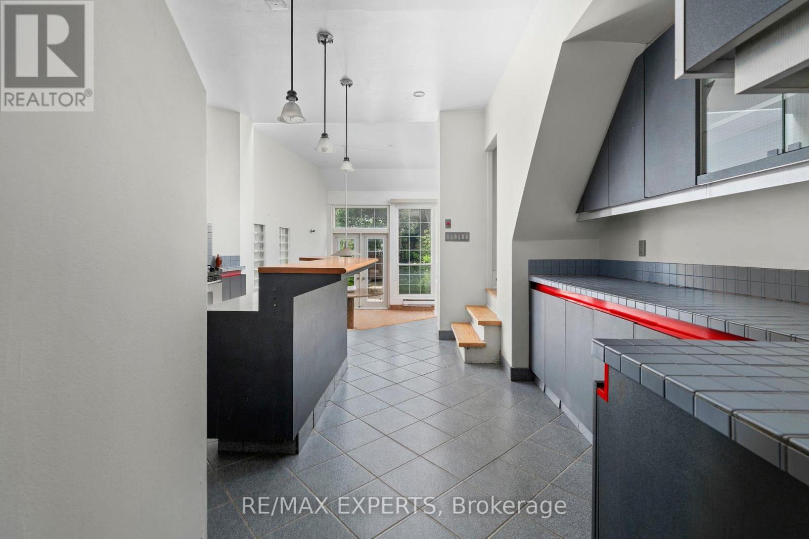 382 BATHURST STREET - 11