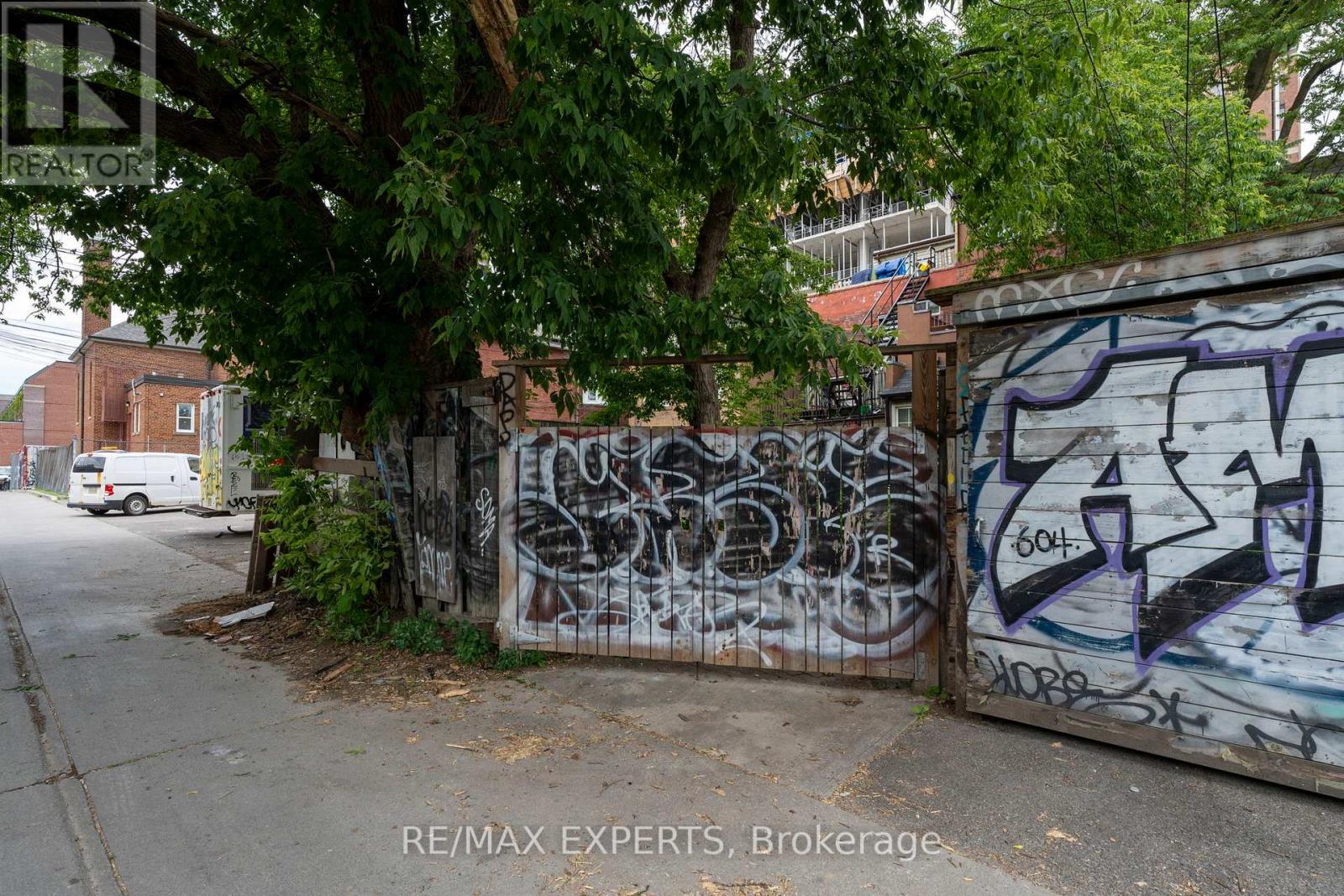 382 BATHURST STREET - 31