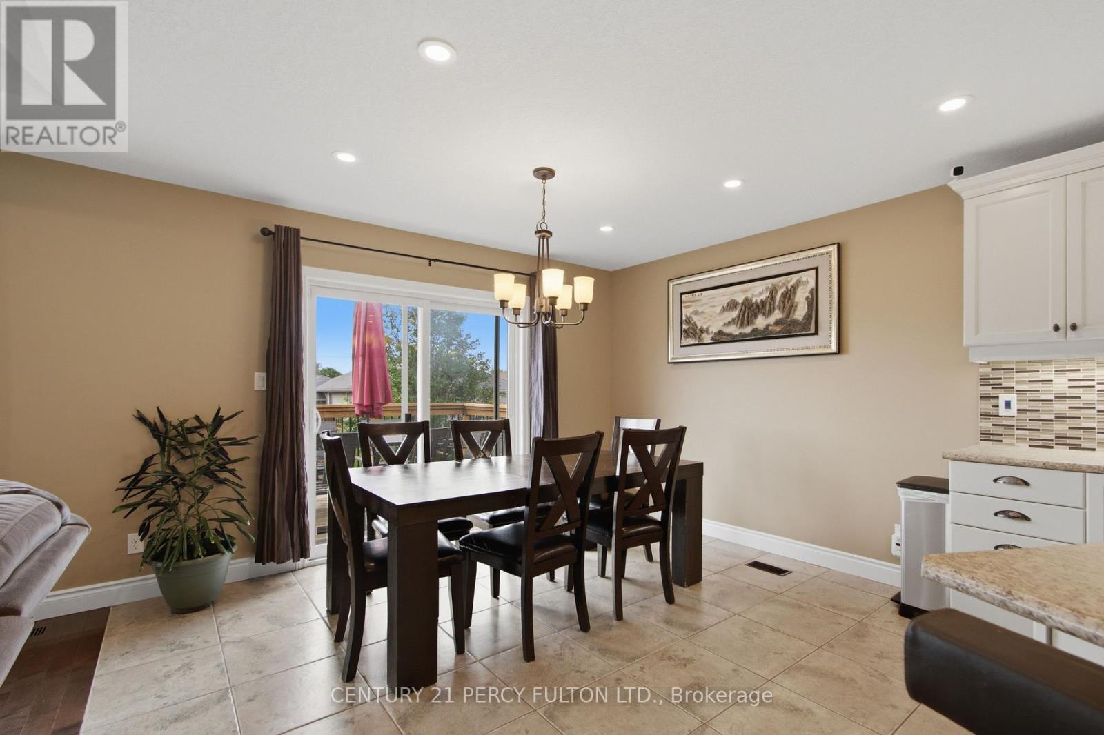 28 FREEDOM CRESCENT - 12