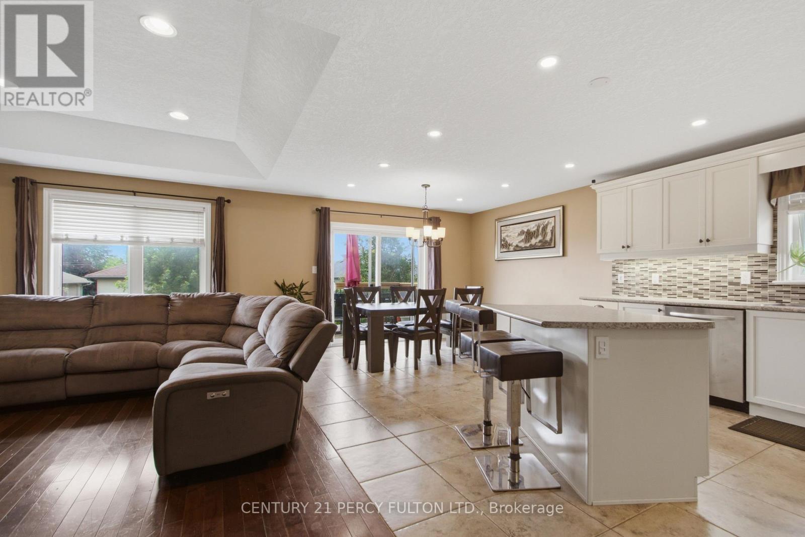 28 FREEDOM CRESCENT - 7