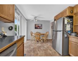 Enclosed porch - 10097 Beaver Crescent, Little Mountain, Chilliwack, BC V2P7X4 Photo 8