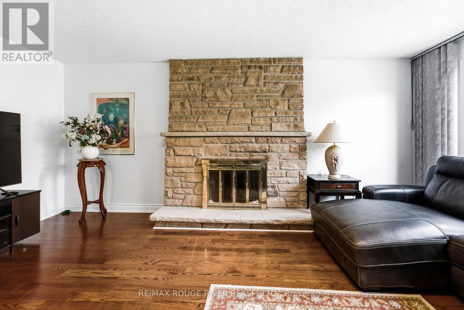 51 SUGARBUSH SQUARE - 17
