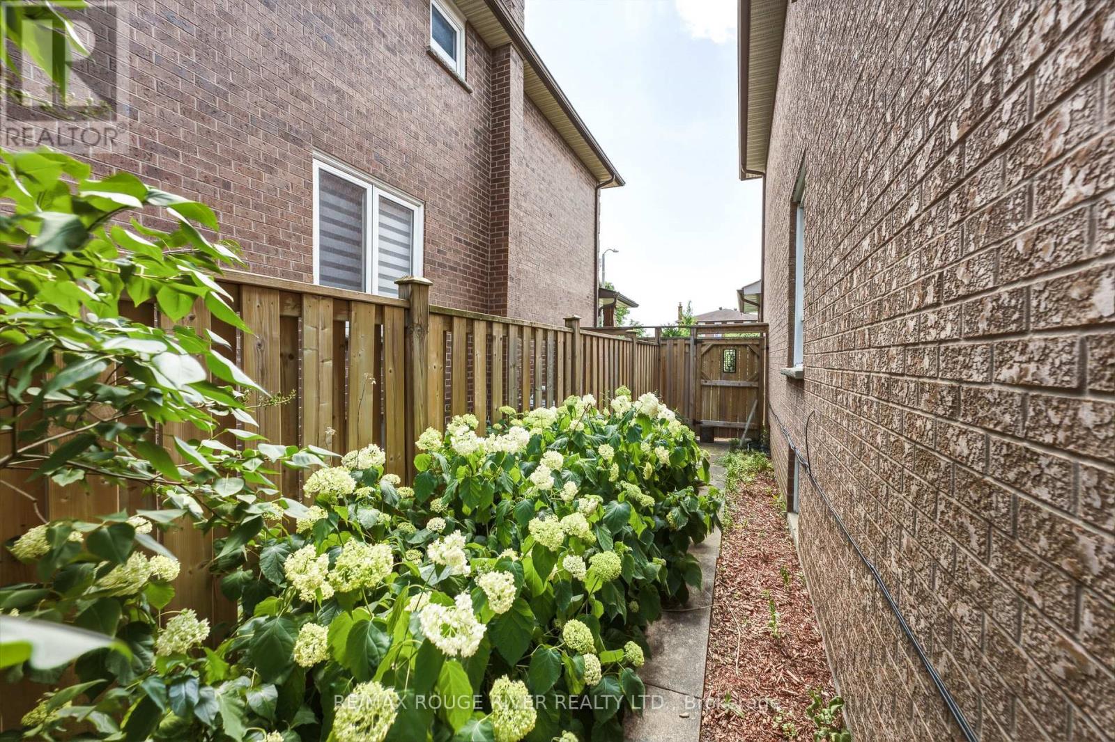 51 SUGARBUSH SQUARE - 48