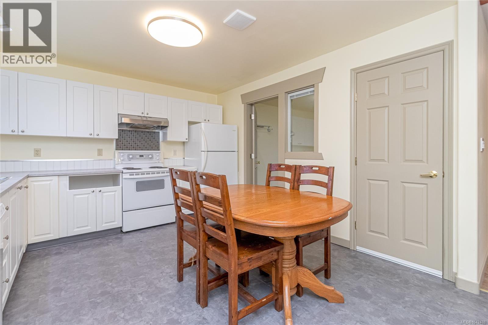 84 Lakeview Ave - 11