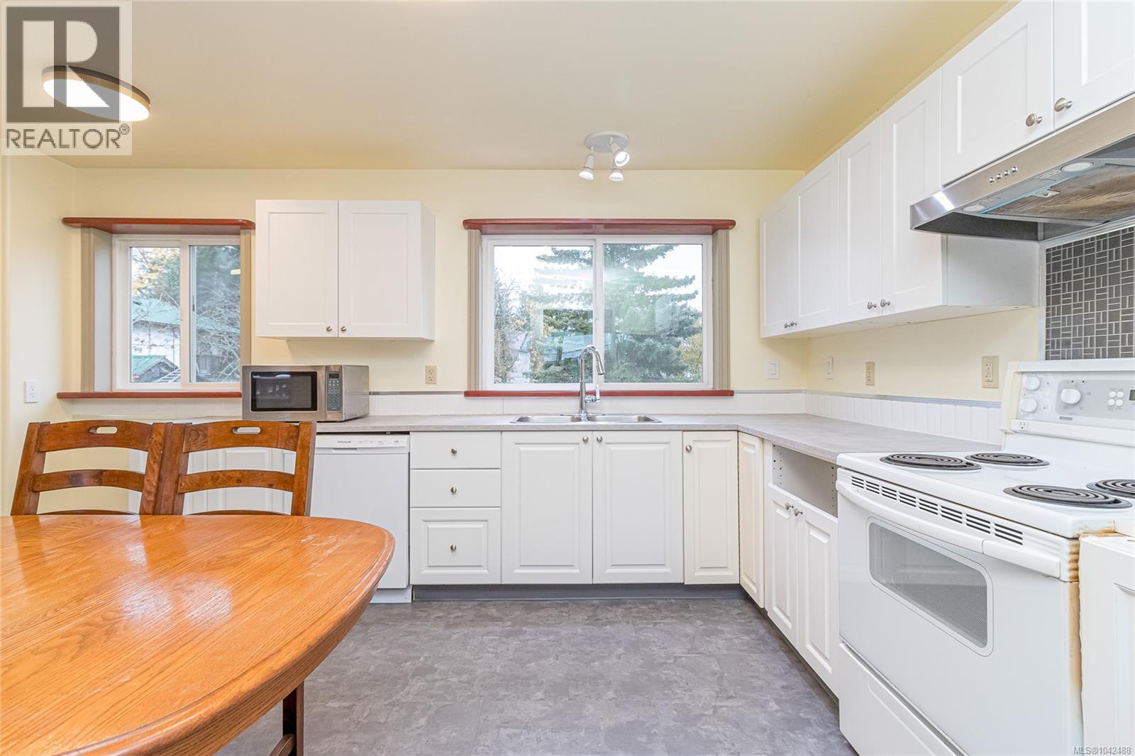 84 Lakeview Ave - 13