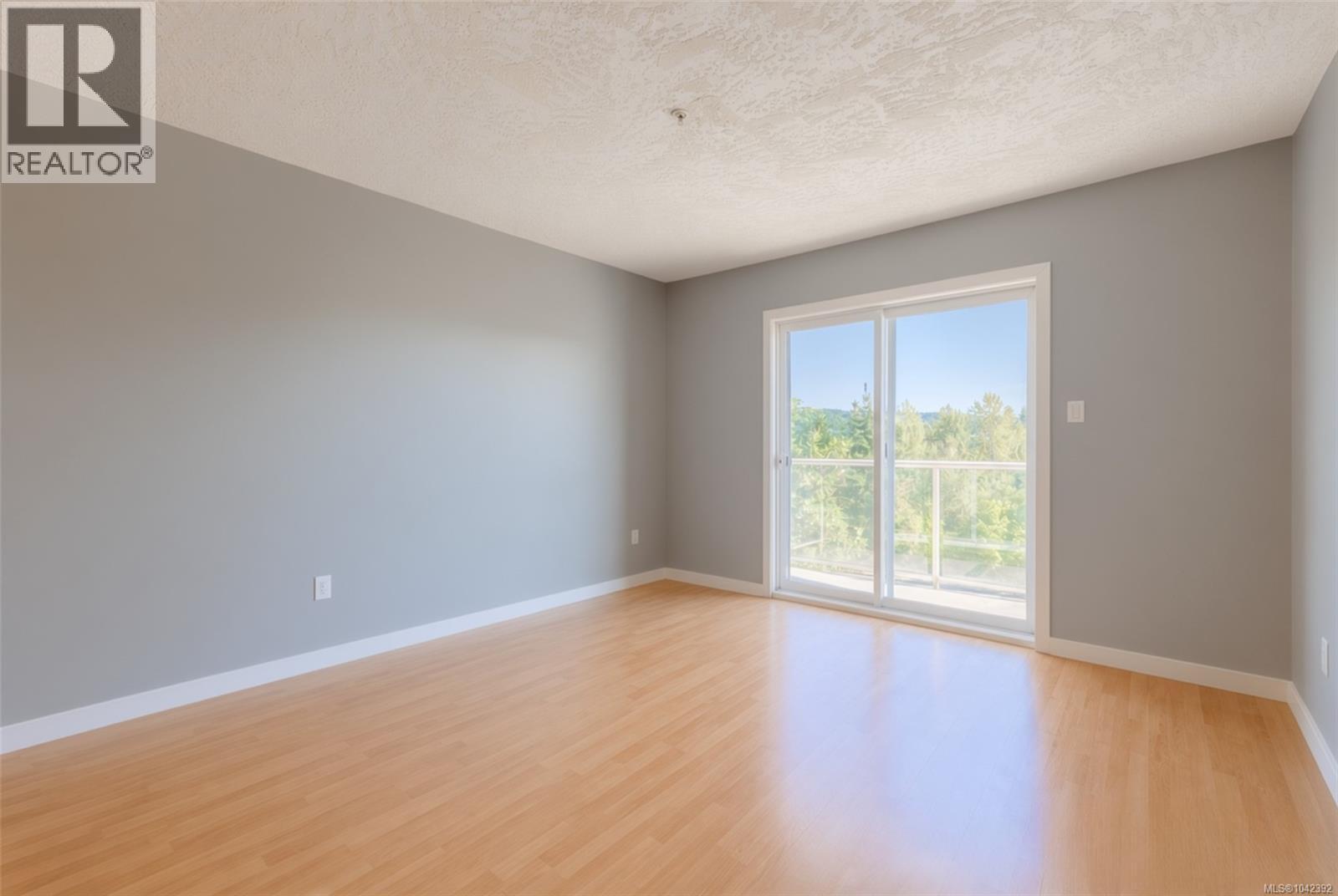 #10 8 White St - 13