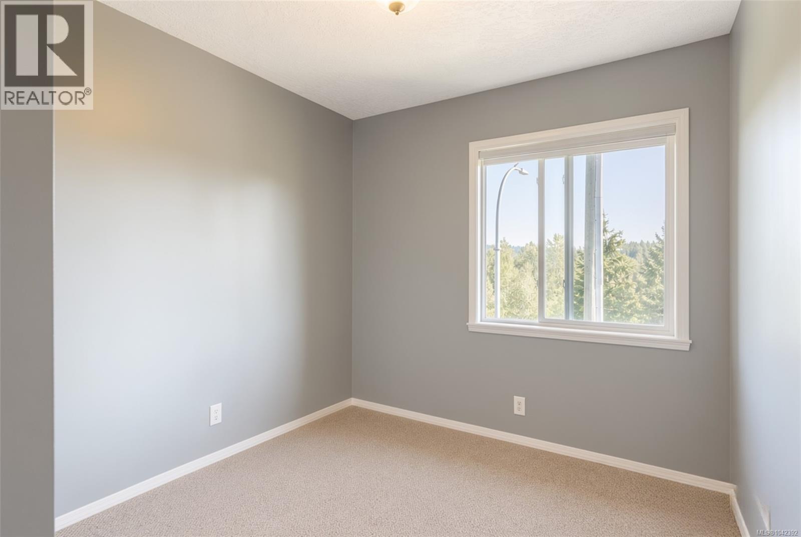 #10 8 White St - 15