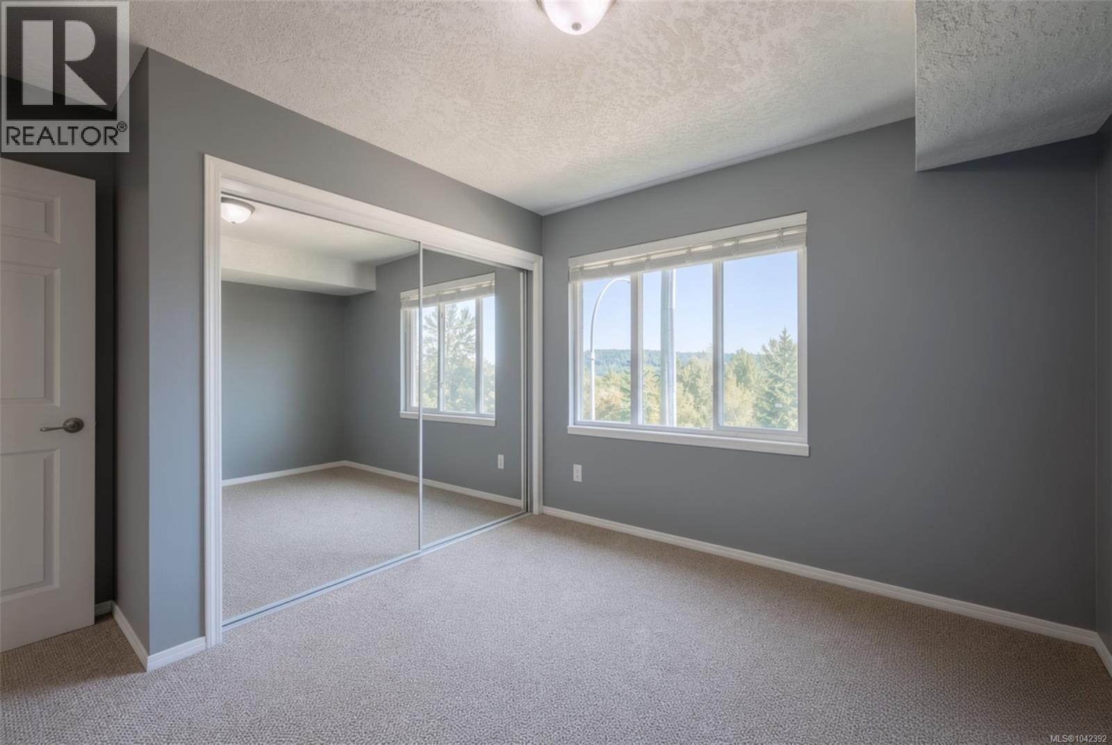 #10 8 White St - 17