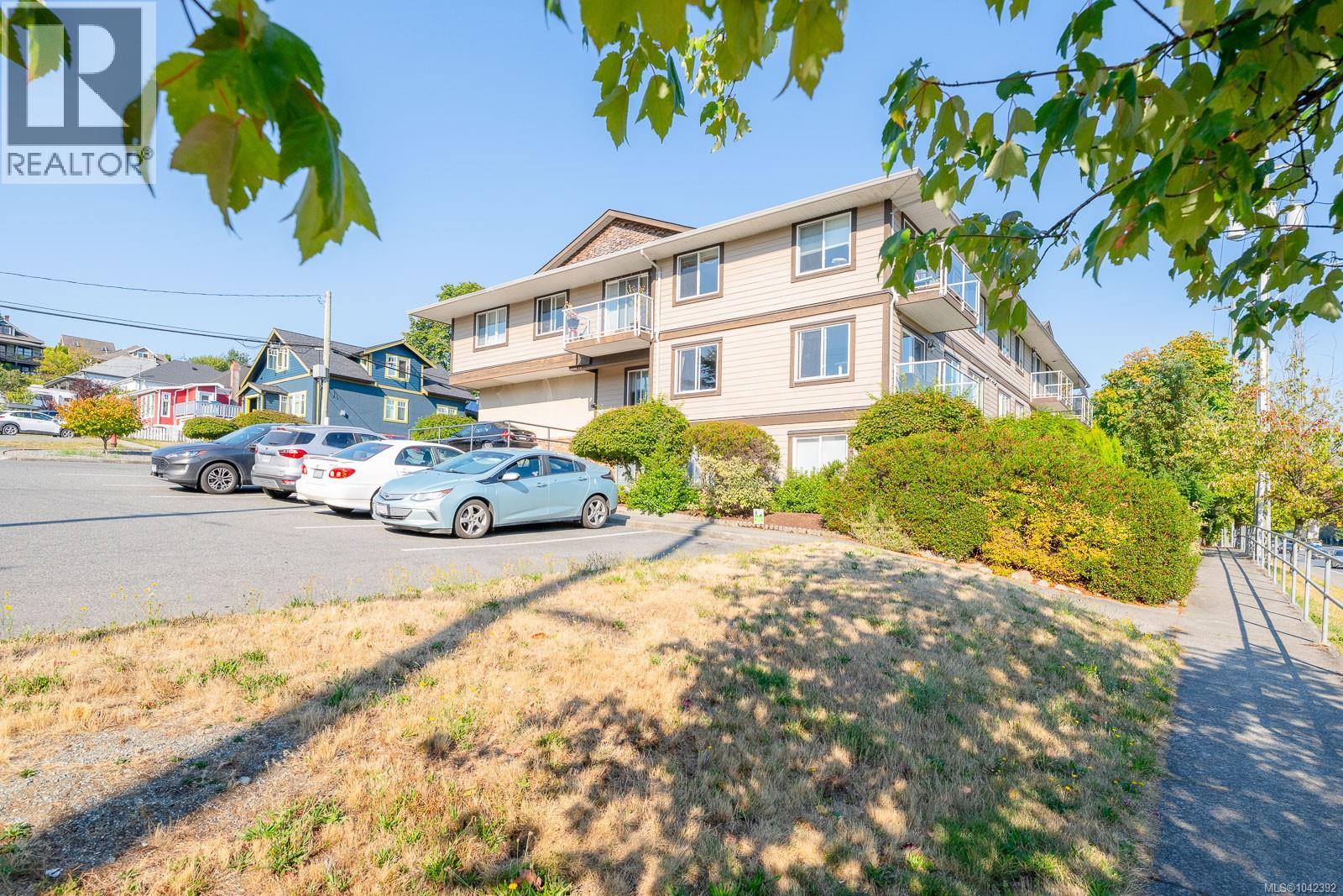 #10 8 White St - 25