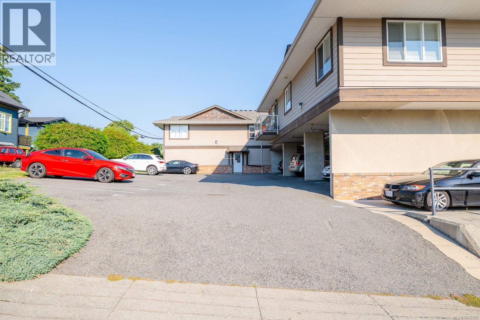 #10 8 White St - 28