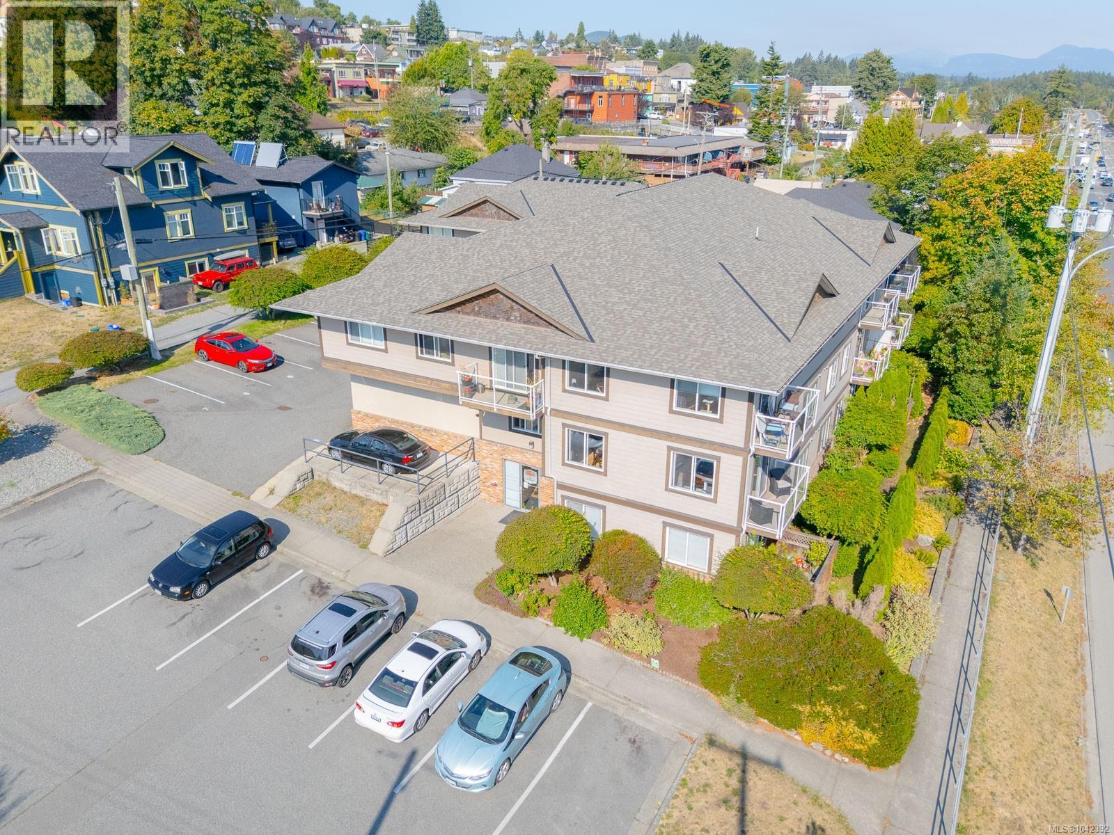 #10 8 White St - 31