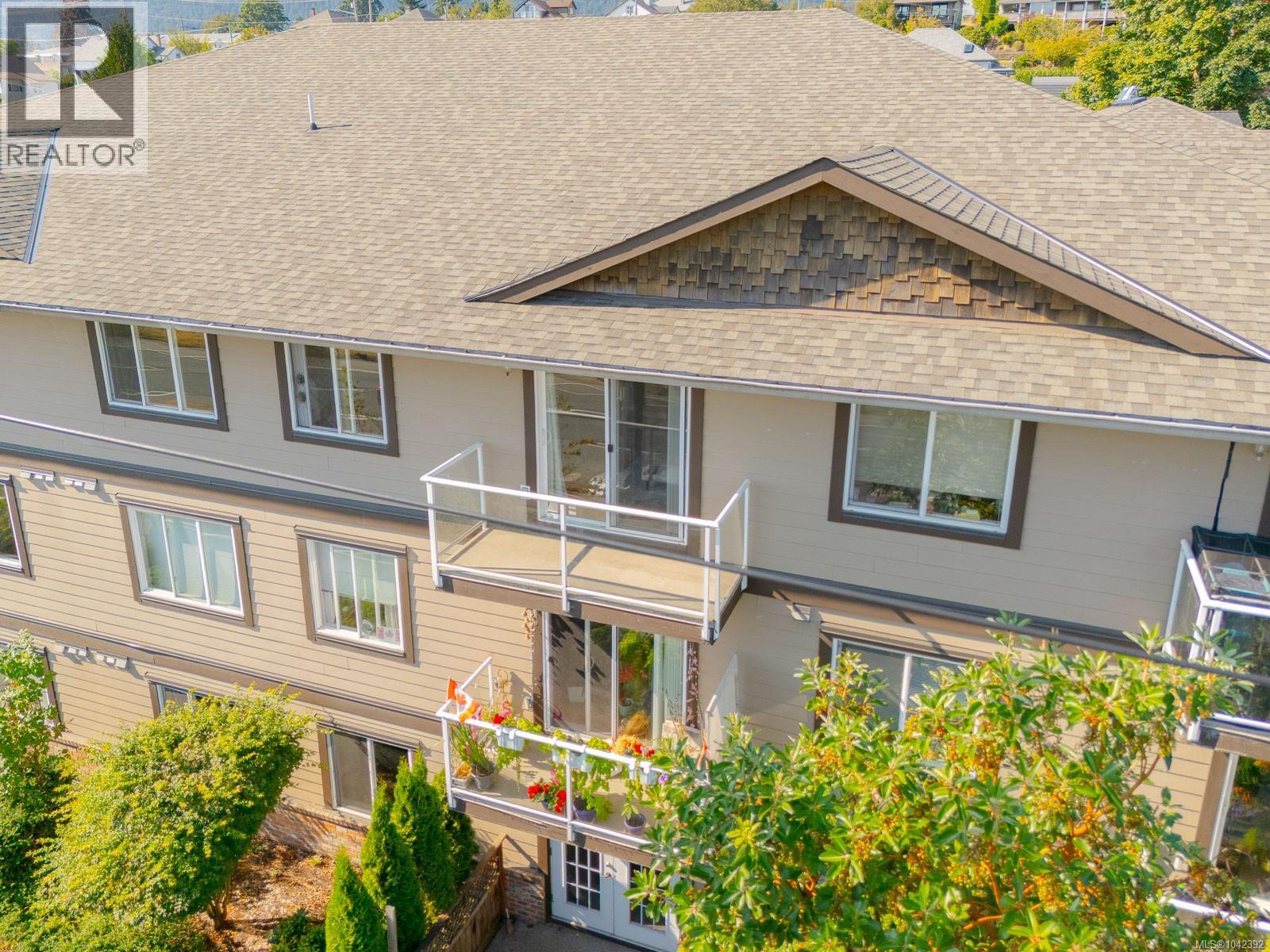 #10 8 White St - 34