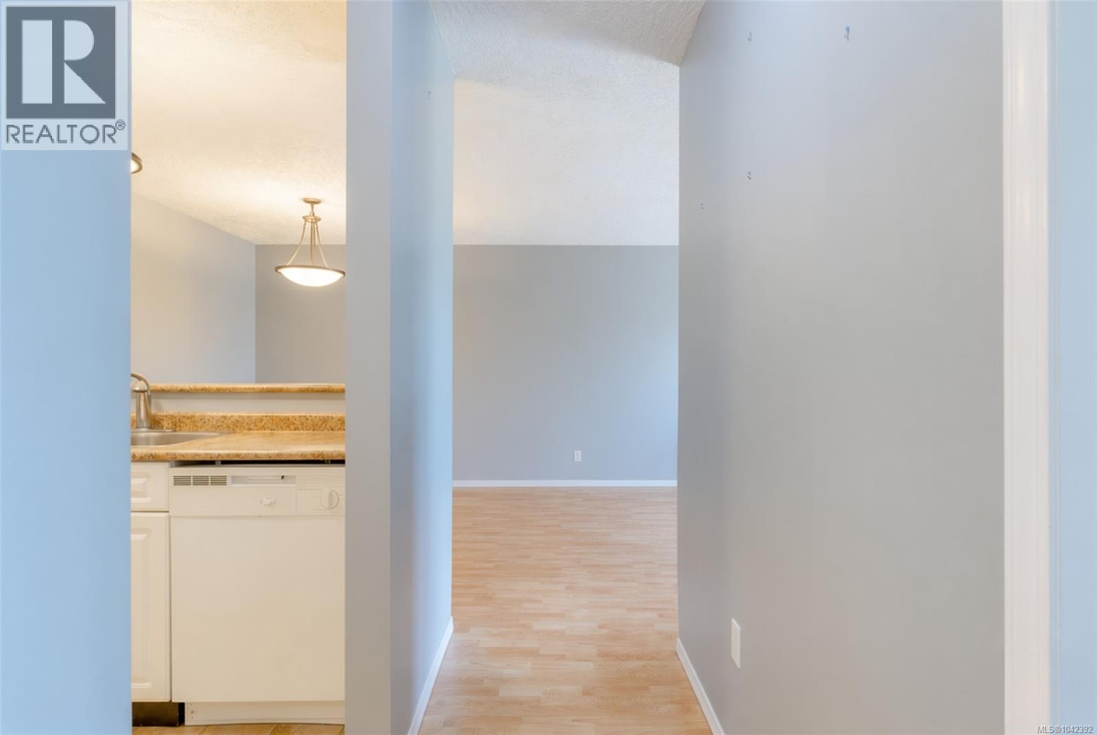 #10 8 White St - Image 4