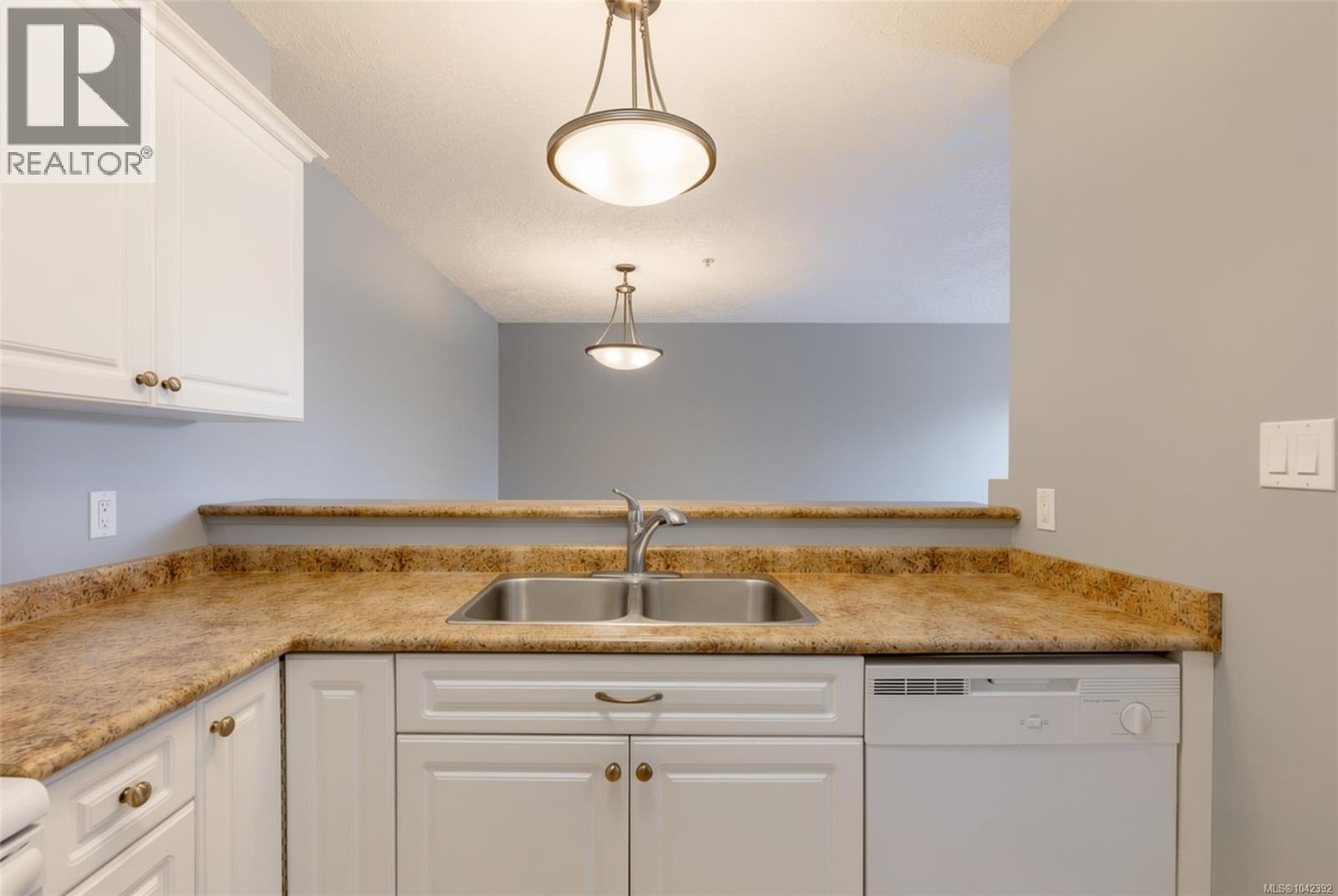 #10 8 White St - Image 6