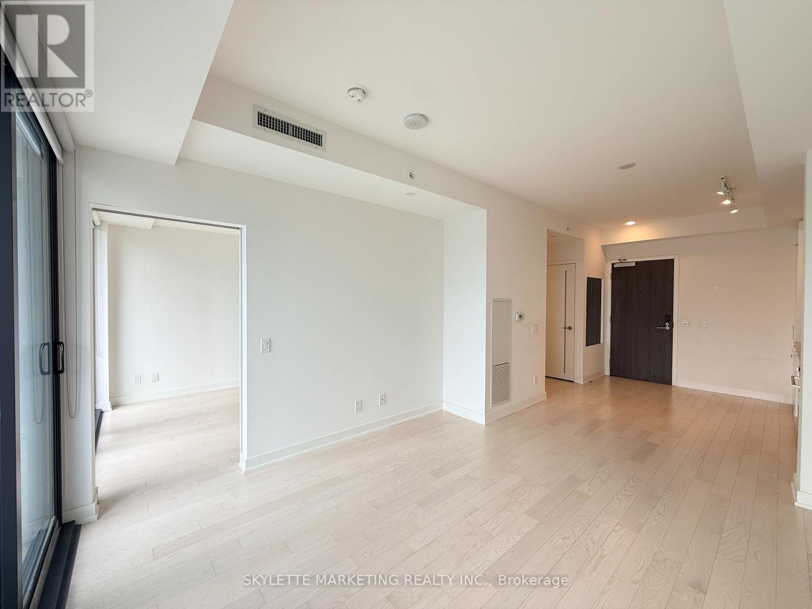 #3607 20 LOMBARD STREET - Image 11