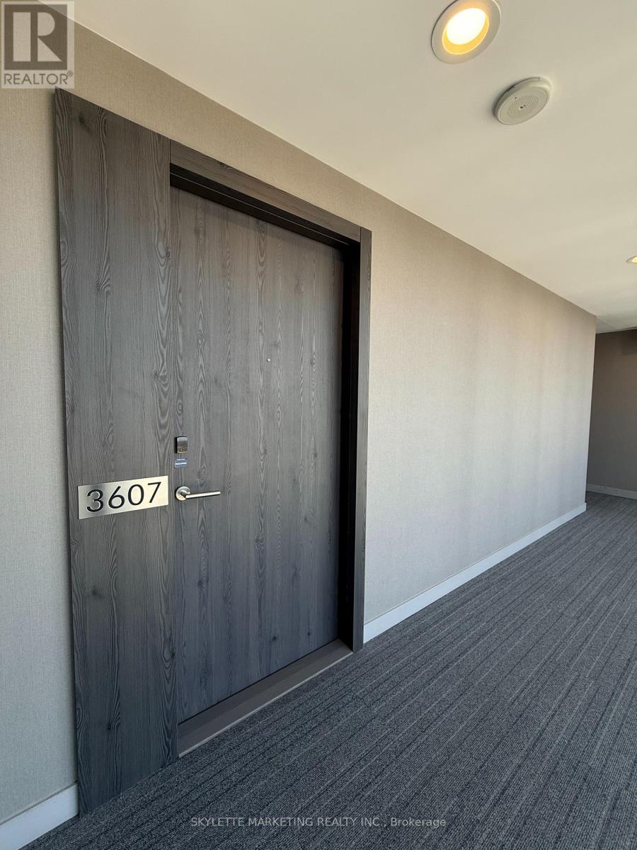 #3607 20 LOMBARD STREET - 29