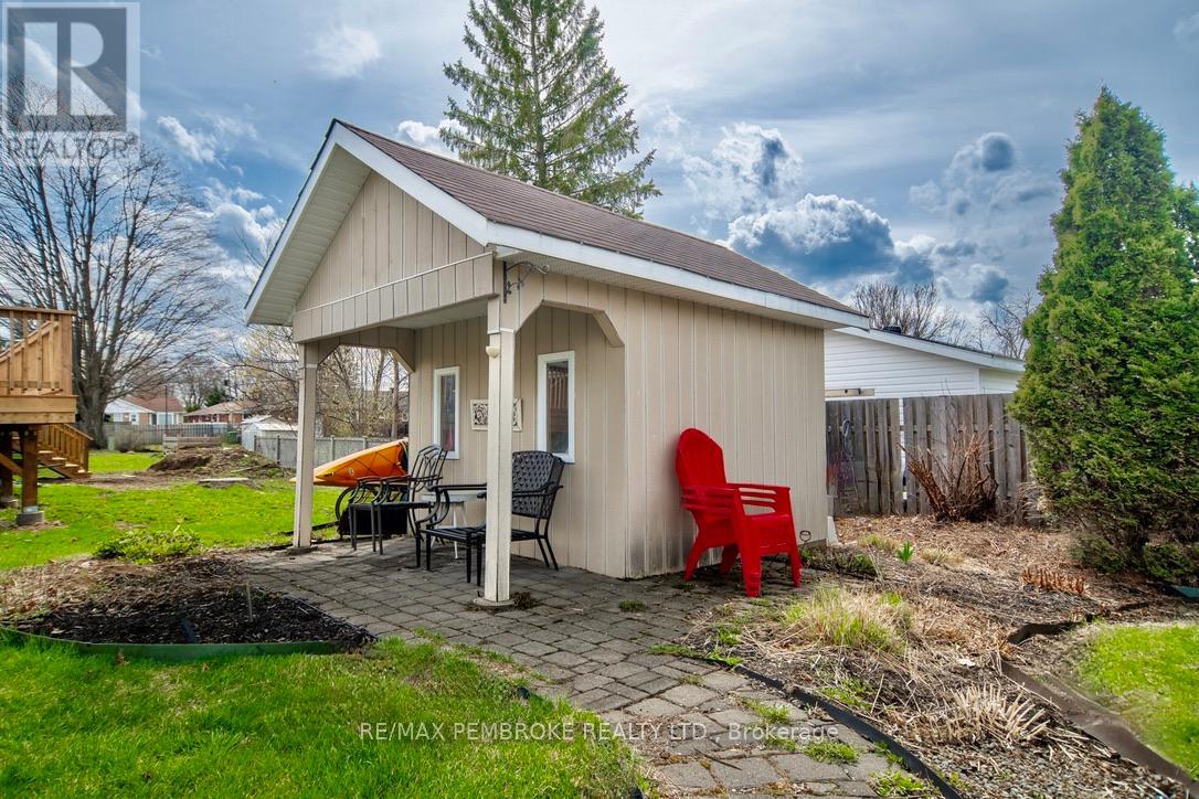 282 CLEMOW AVENUE - 36