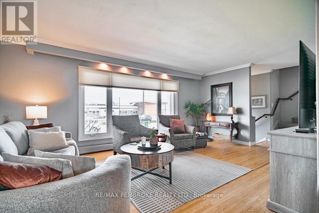 282 CLEMOW AVENUE - 4