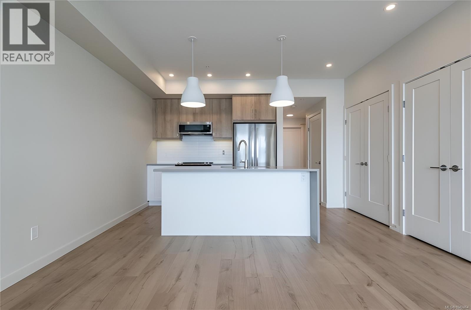 #205 536 Island Hwy - 3