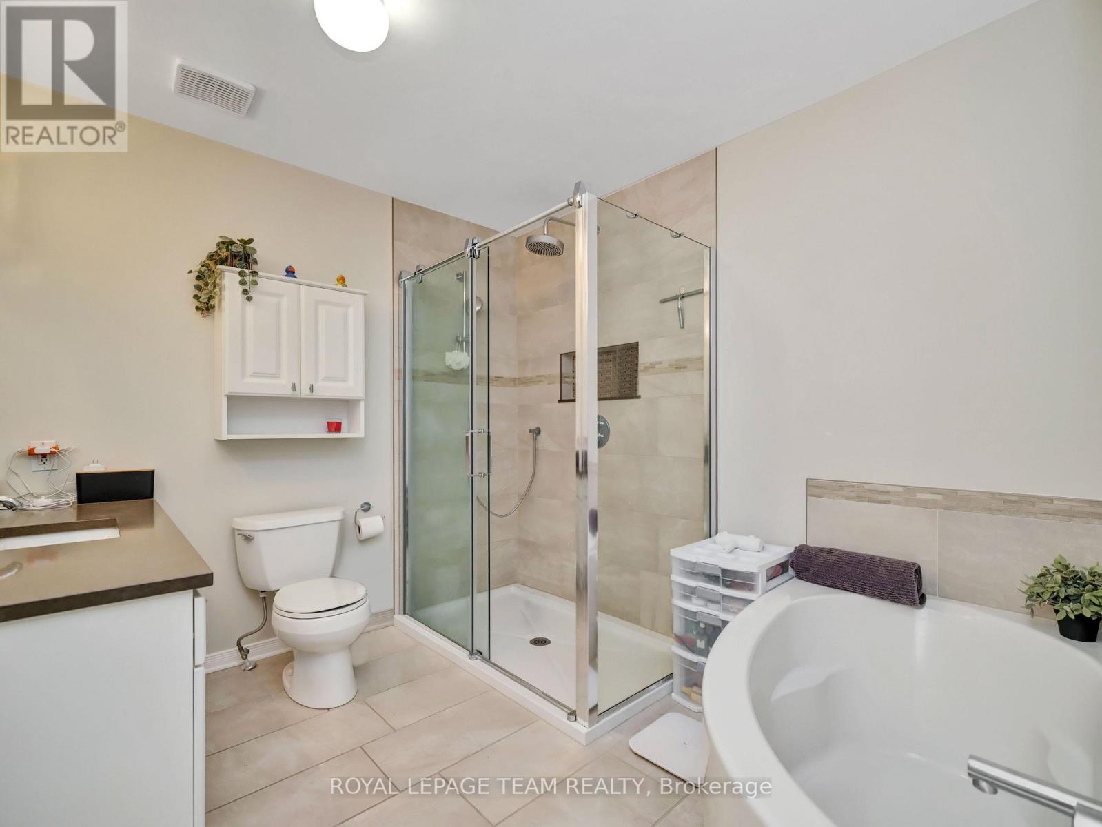 3 Bed, 2 Bath House for Rent in Ottawa – 53 THORNBURY CRESCENT, Ottawa – MLS# X13529898 - Image 25