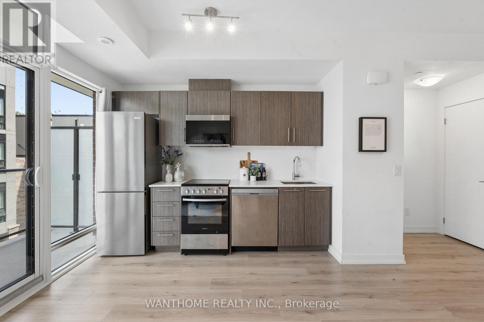 #15 861 SHEPPARD AVENUE W - 12
