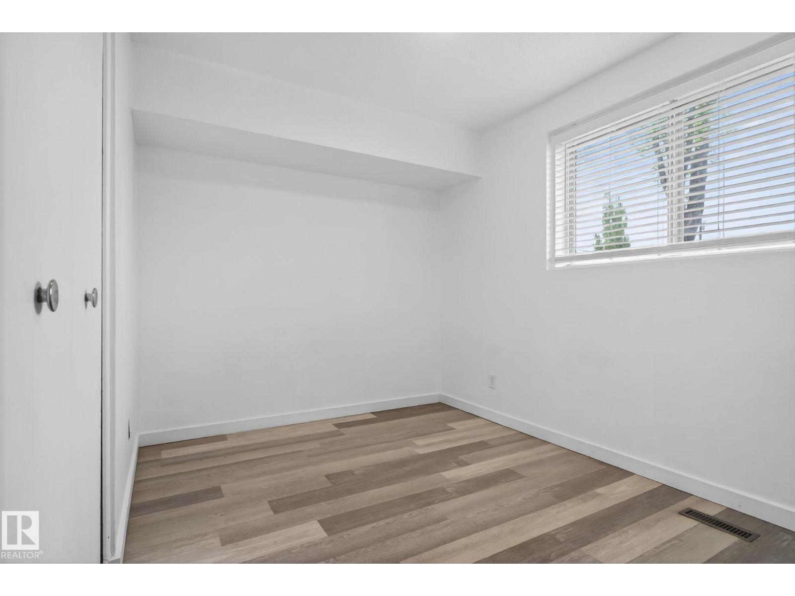 6203 122 AV NW - 19
