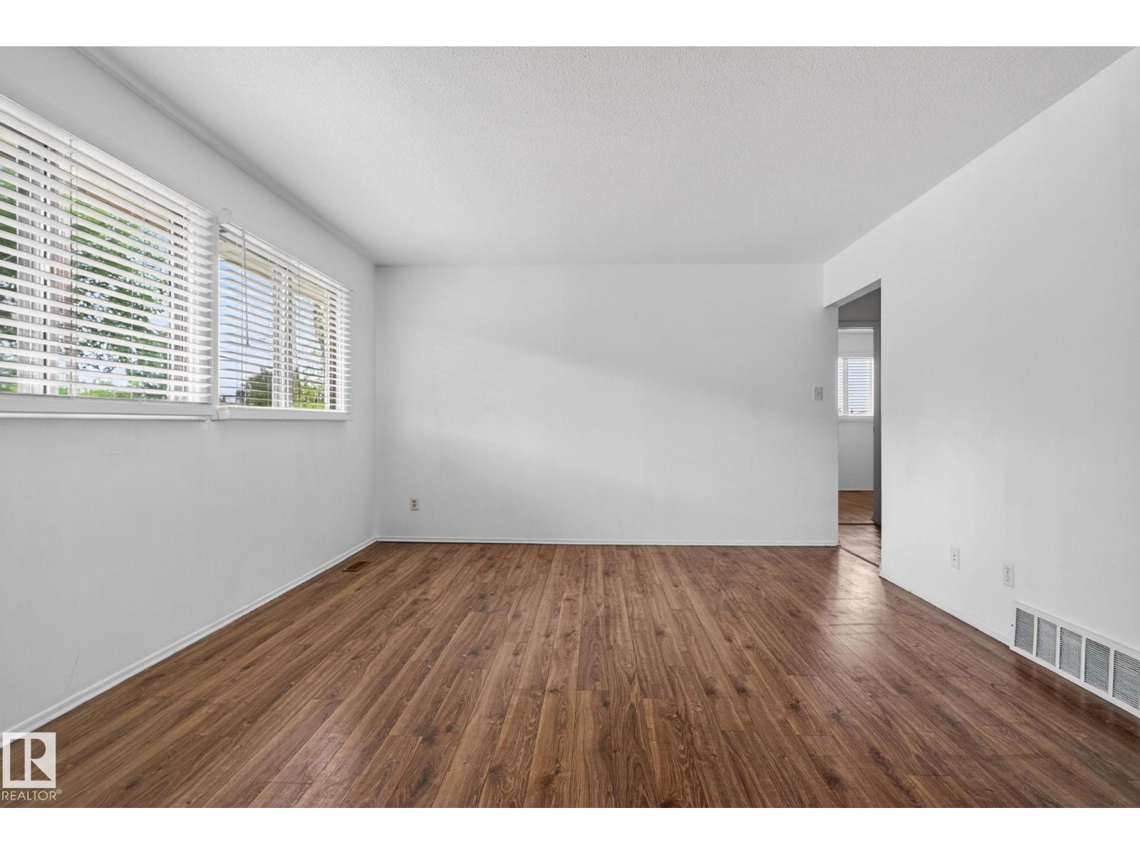 6203 122 AV NW - 40