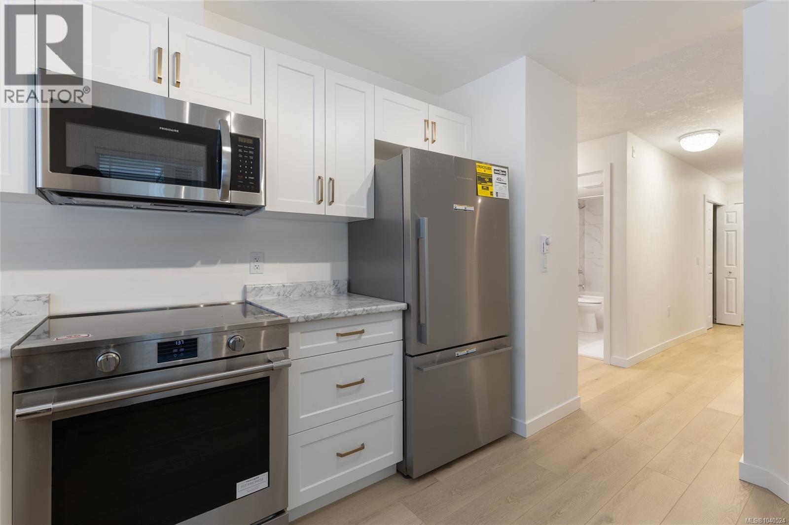 #103 689 Bay St - Image 12