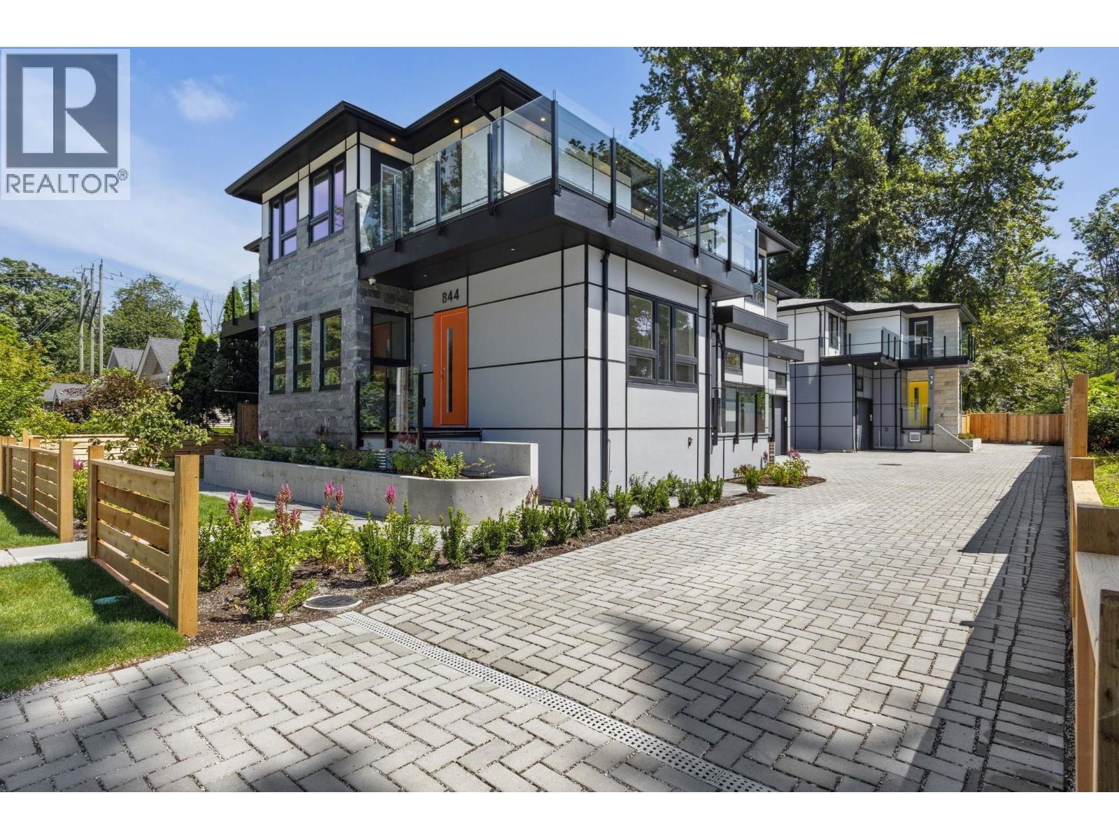 842 ST. DENIS AVENUE, North Vancouver