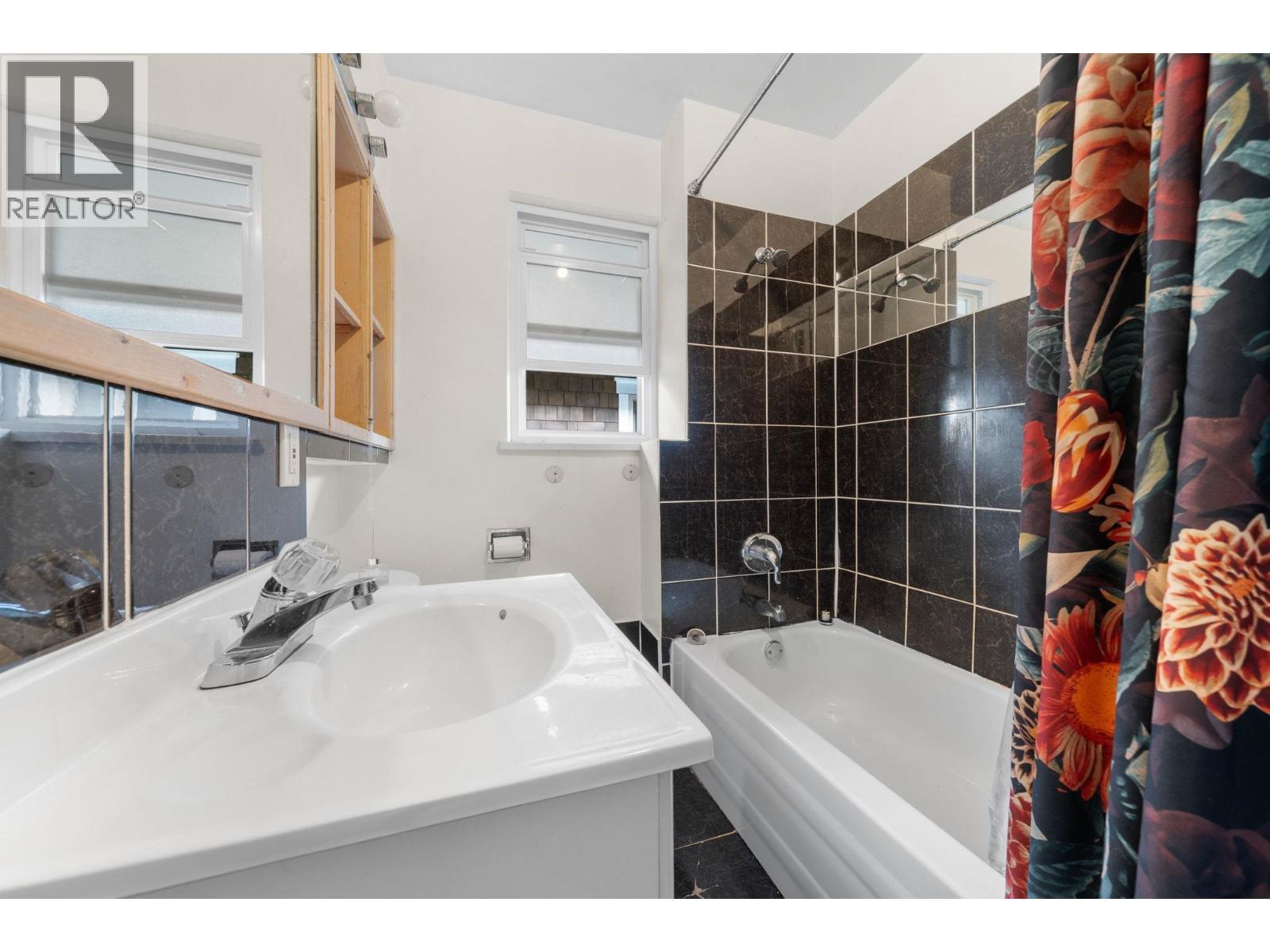 7 Bed, 5 Bath House for Sale in Vancouver – 339 E 41ST AVENUE, Vancouver – MLS# R3143308 - Image 23