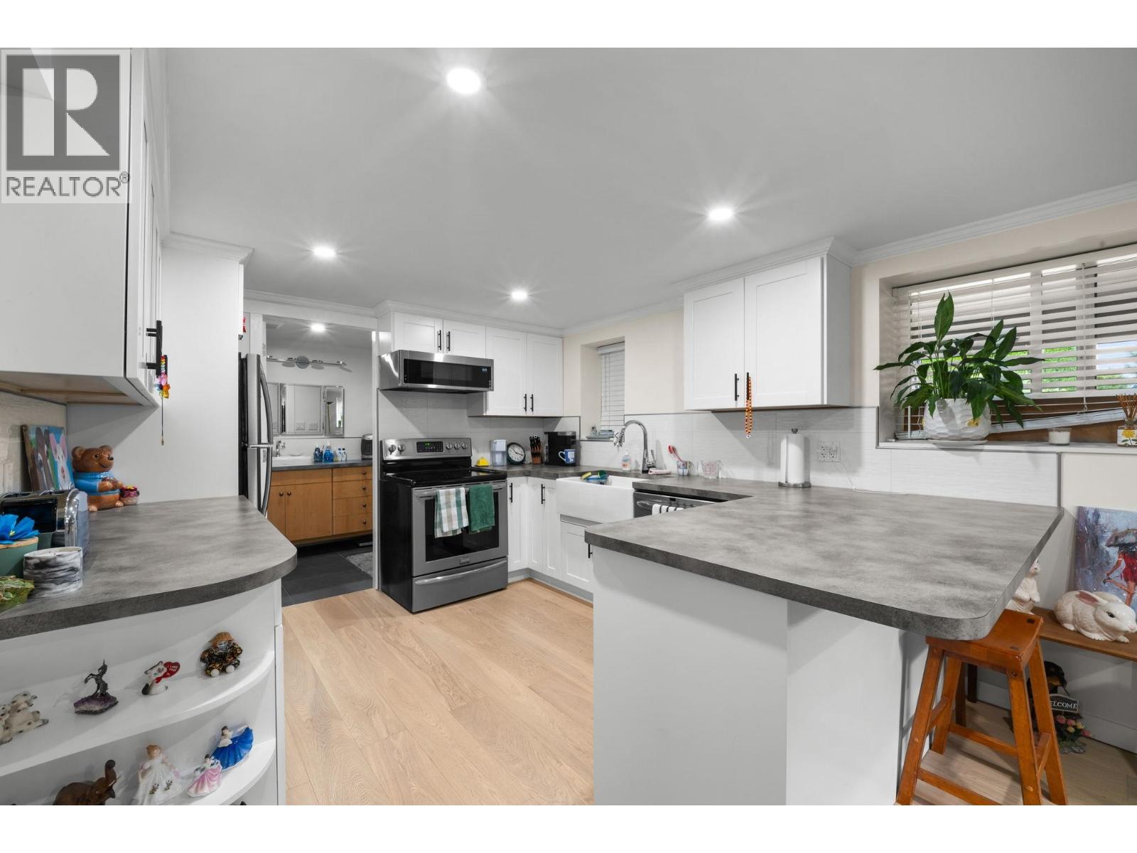 1660 CHARLAND AVENUE, Coquitlam