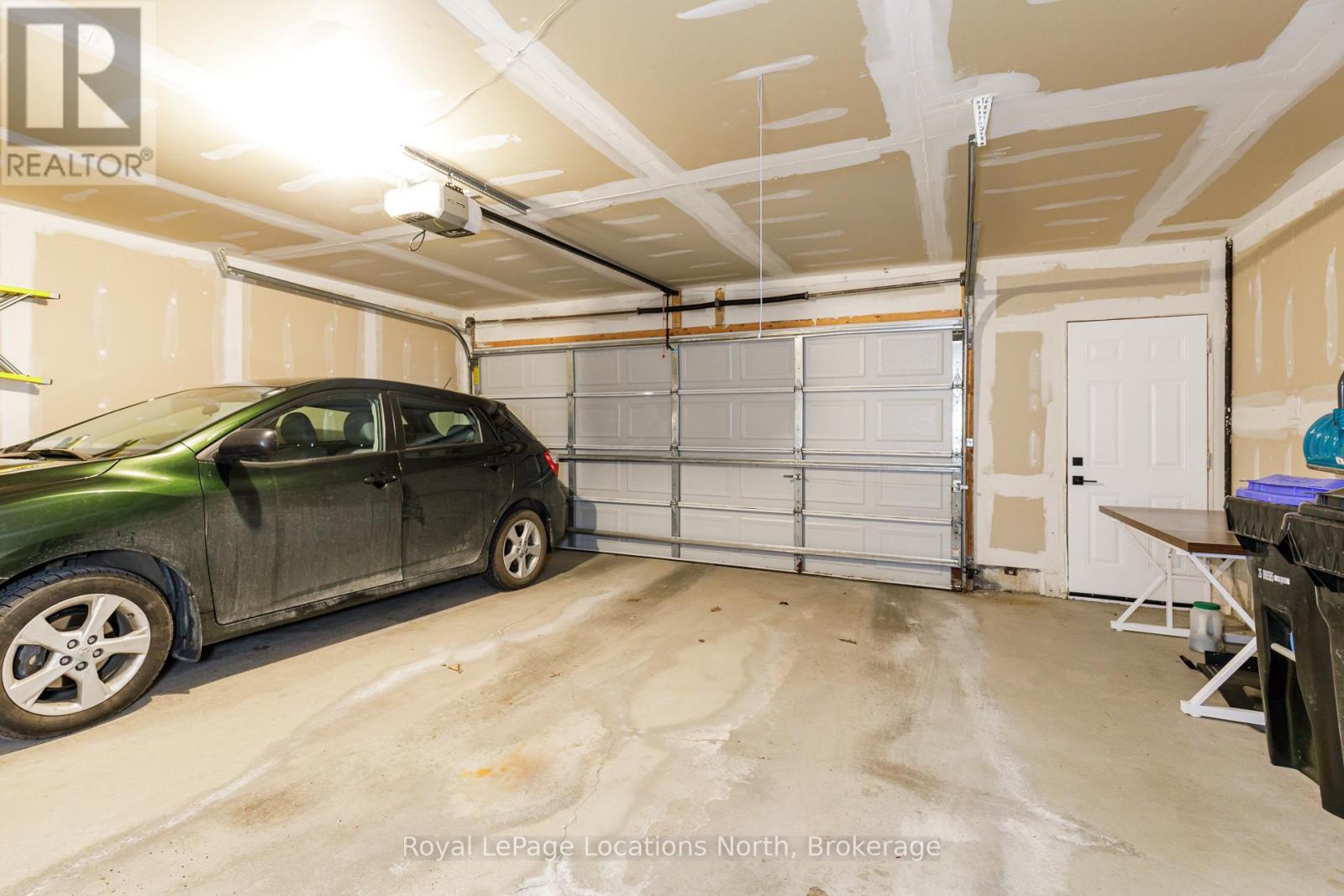 6 THOMAS DRIVE - 33