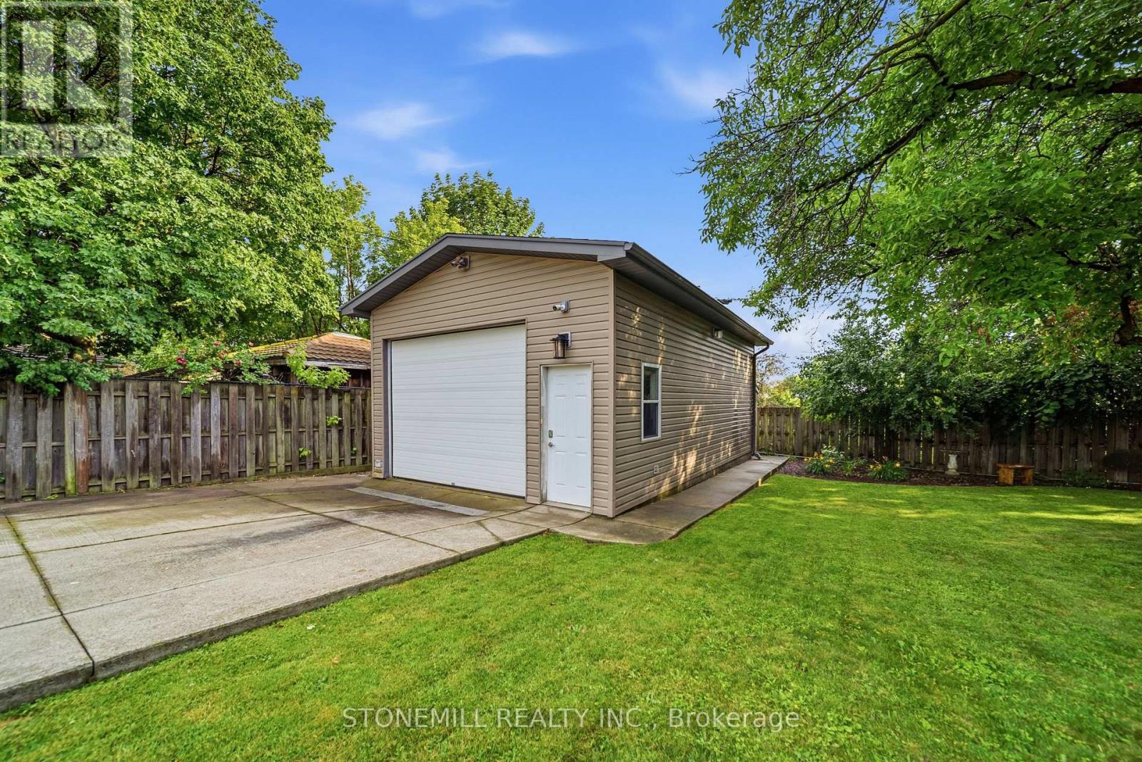 1198 FISHER AVENUE - 31