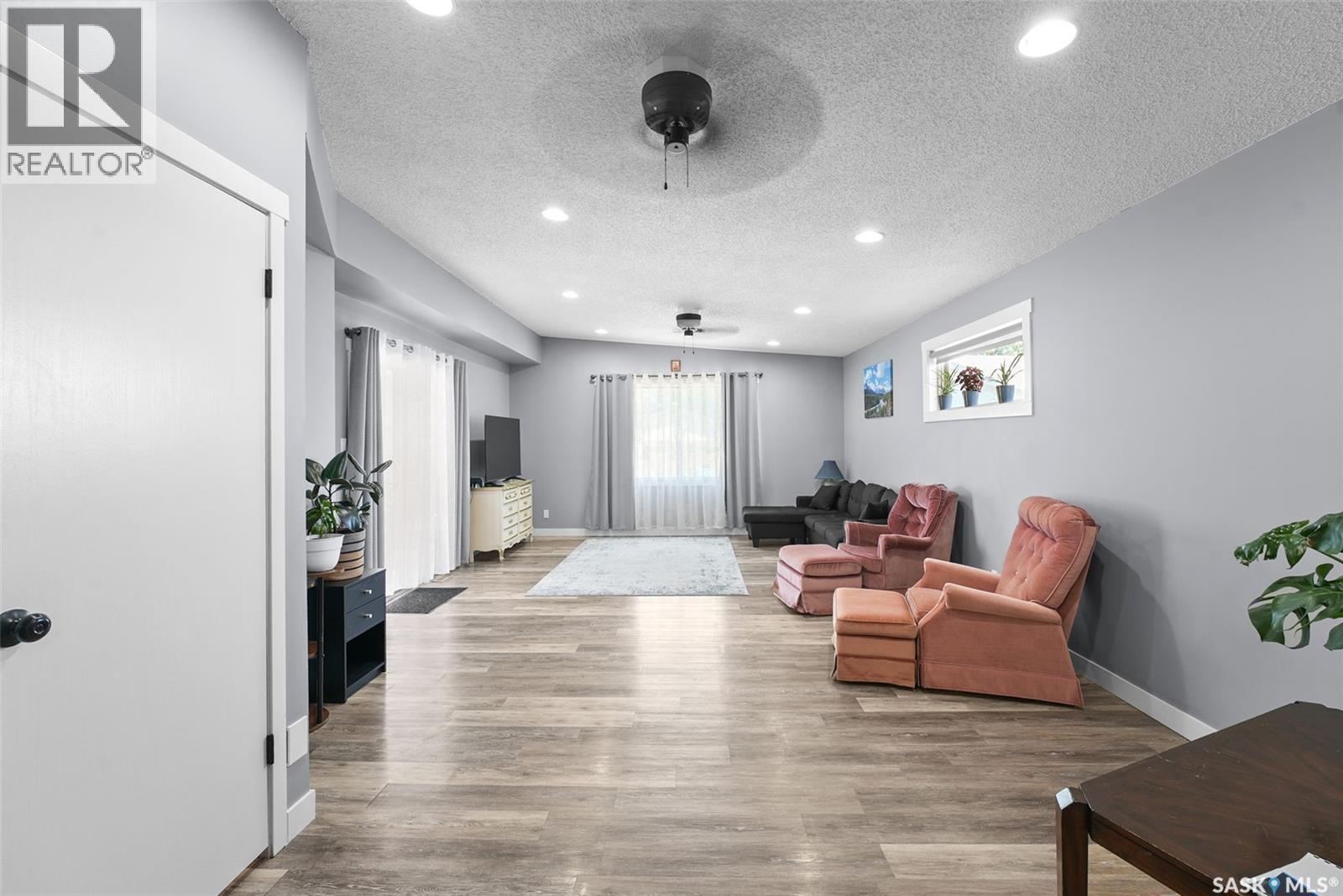 327 Retallack STREET - 3