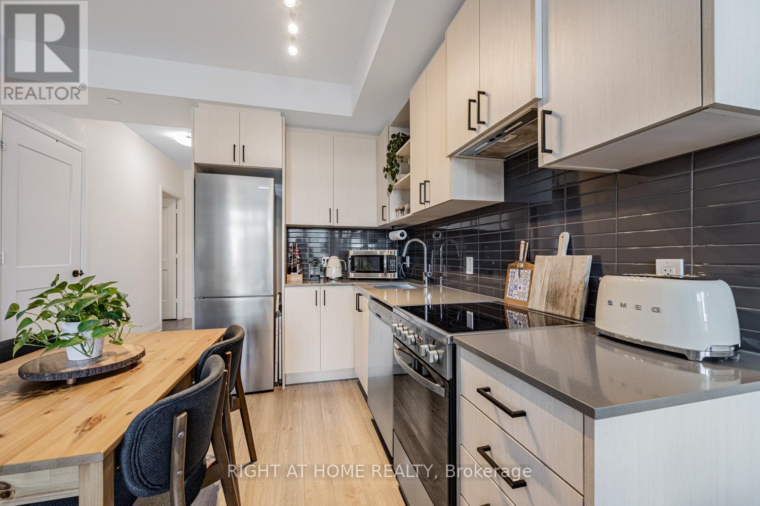 #224 50 GEORGE BUTCHART DRIVE - 11
