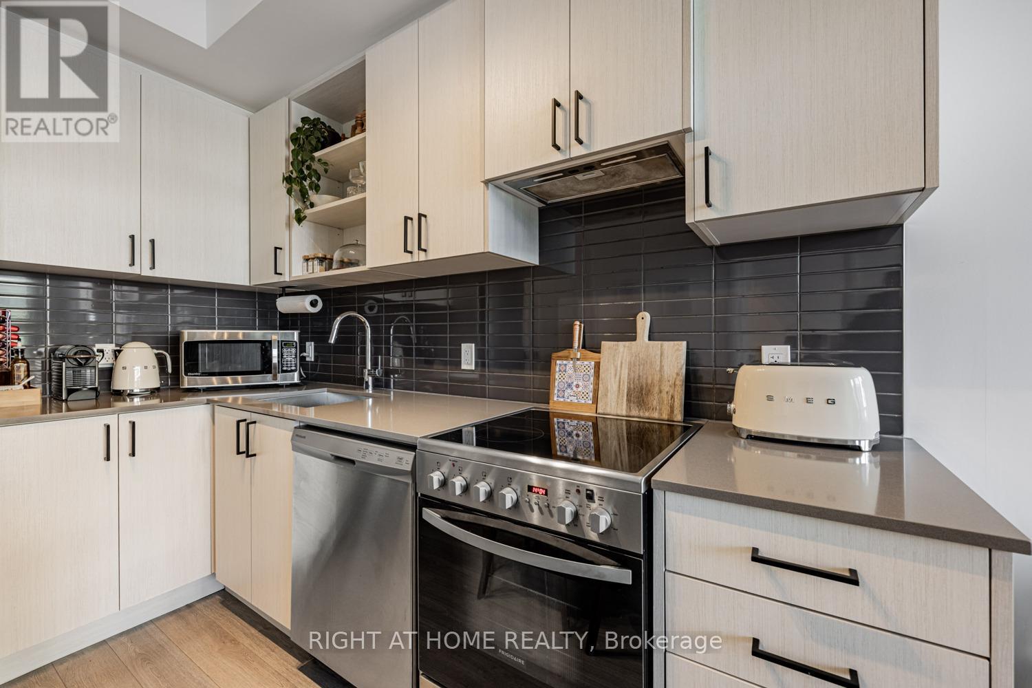 #224 50 GEORGE BUTCHART DRIVE - 13