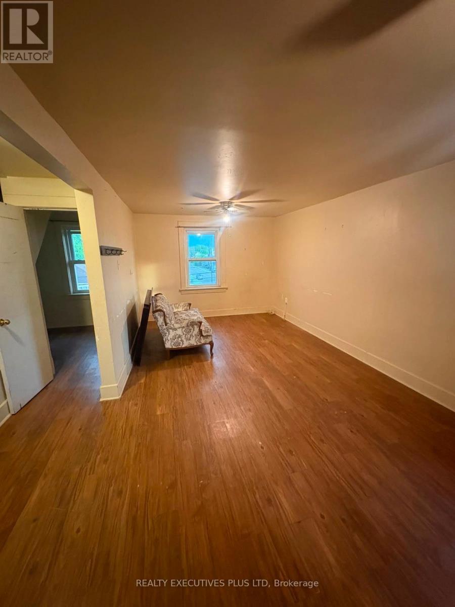 106 FOURTH AVENUE W - 6