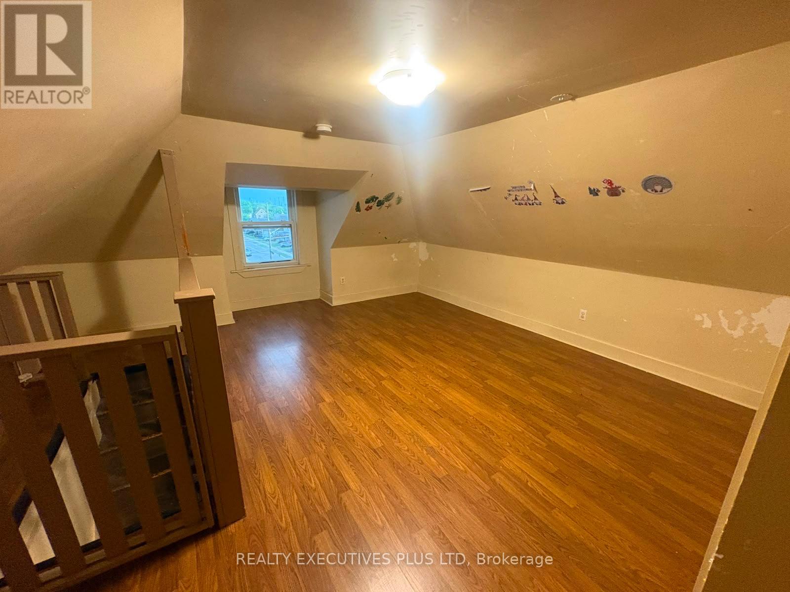 106 FOURTH AVENUE W - 7