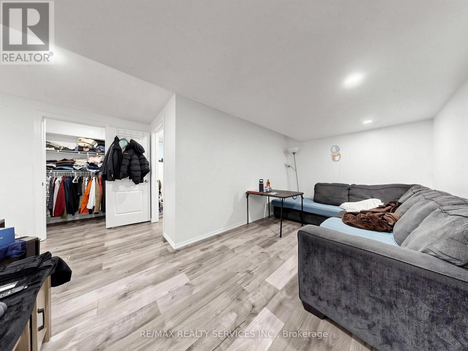 291 HARDCASTLE DRIVE - 40