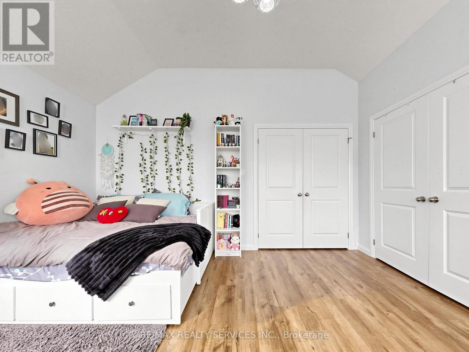 291 HARDCASTLE DRIVE - 32