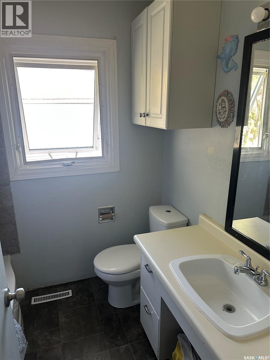 683 Athol STREET - 4