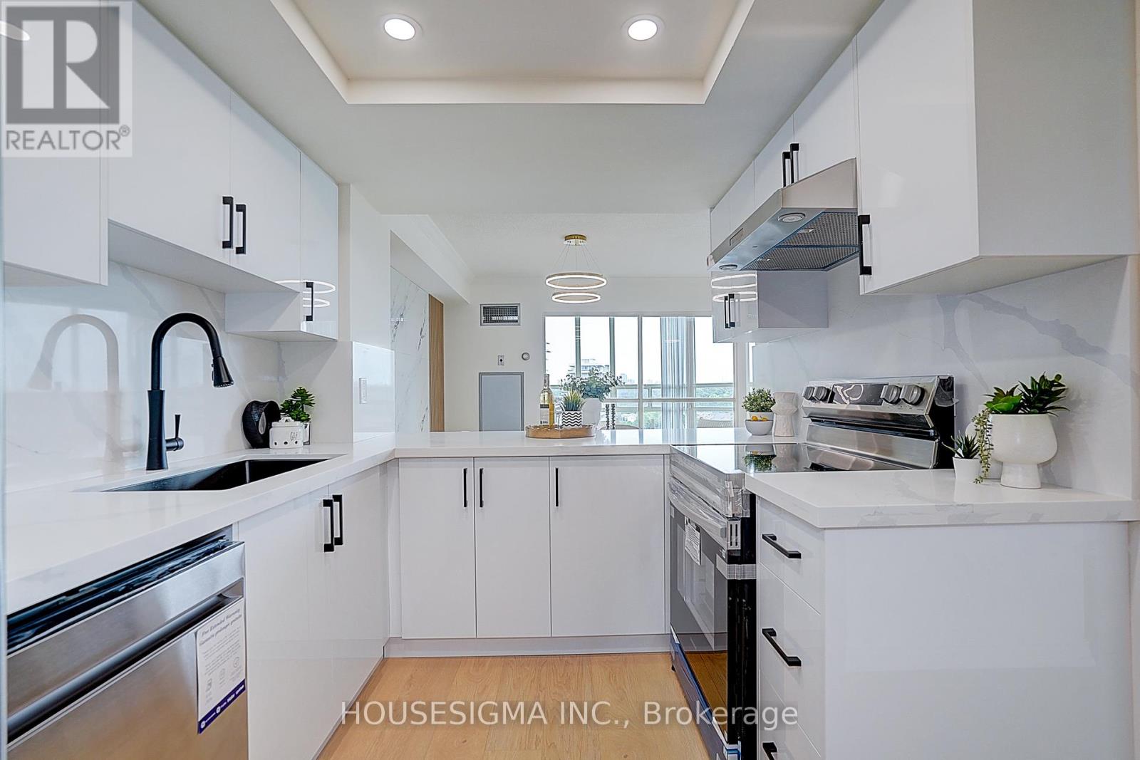 #1123 7805 BAYVIEW AVENUE N - 13