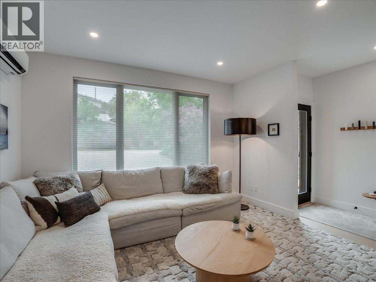 #B 514 ROBSON Street - 13