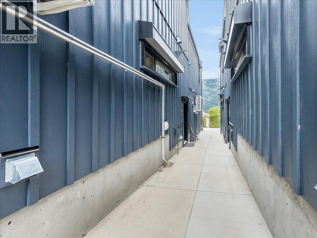 #B 514 ROBSON Street - 38