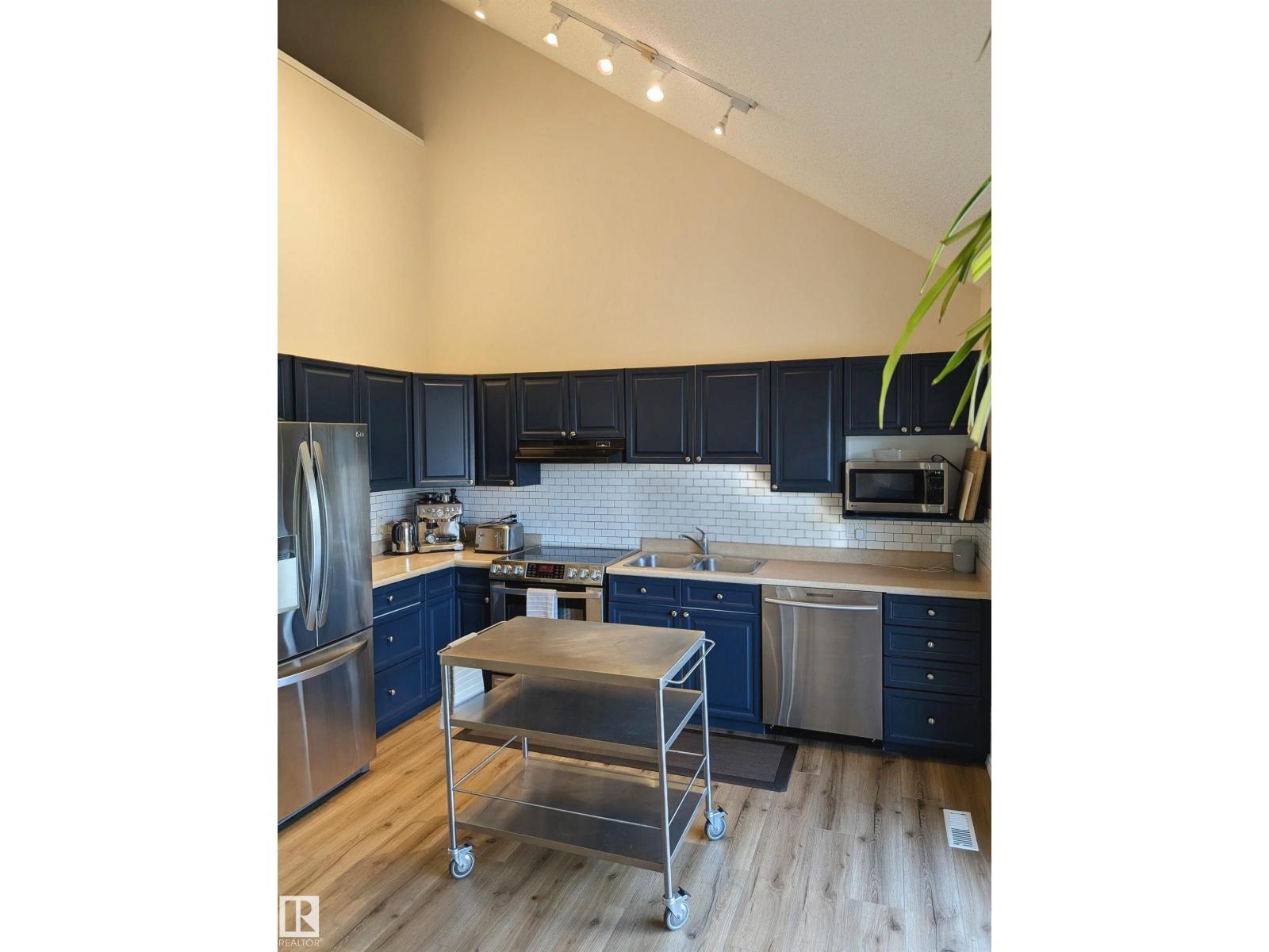 #11 10235 111 ST NW - 15