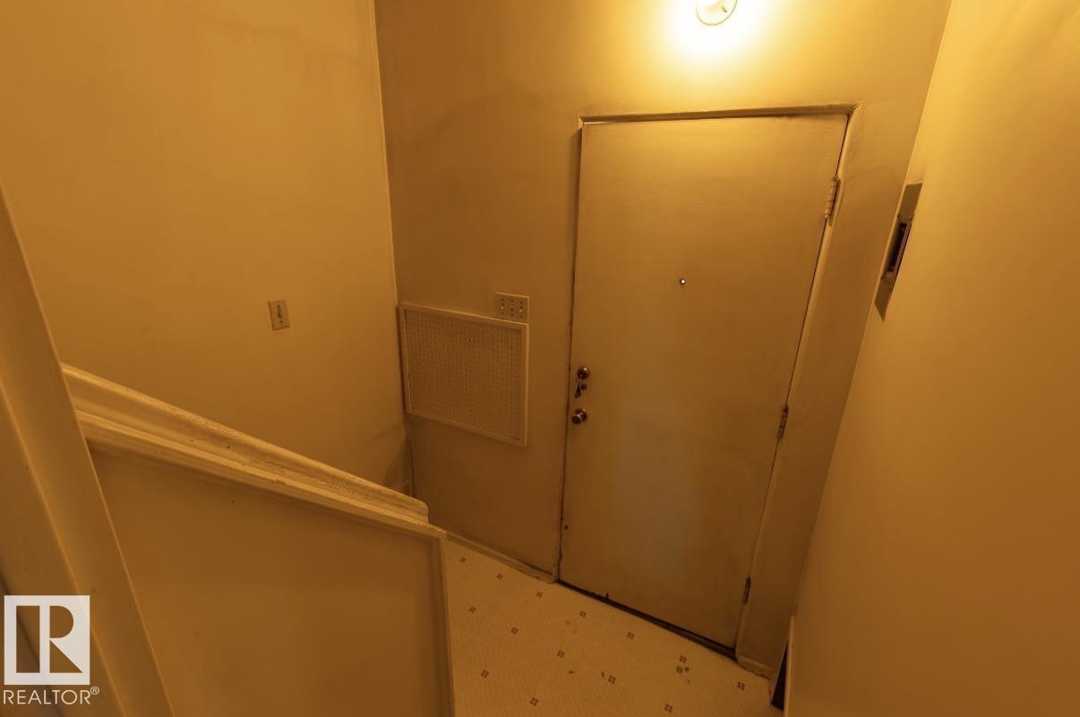 8719 67 AV NW - 30