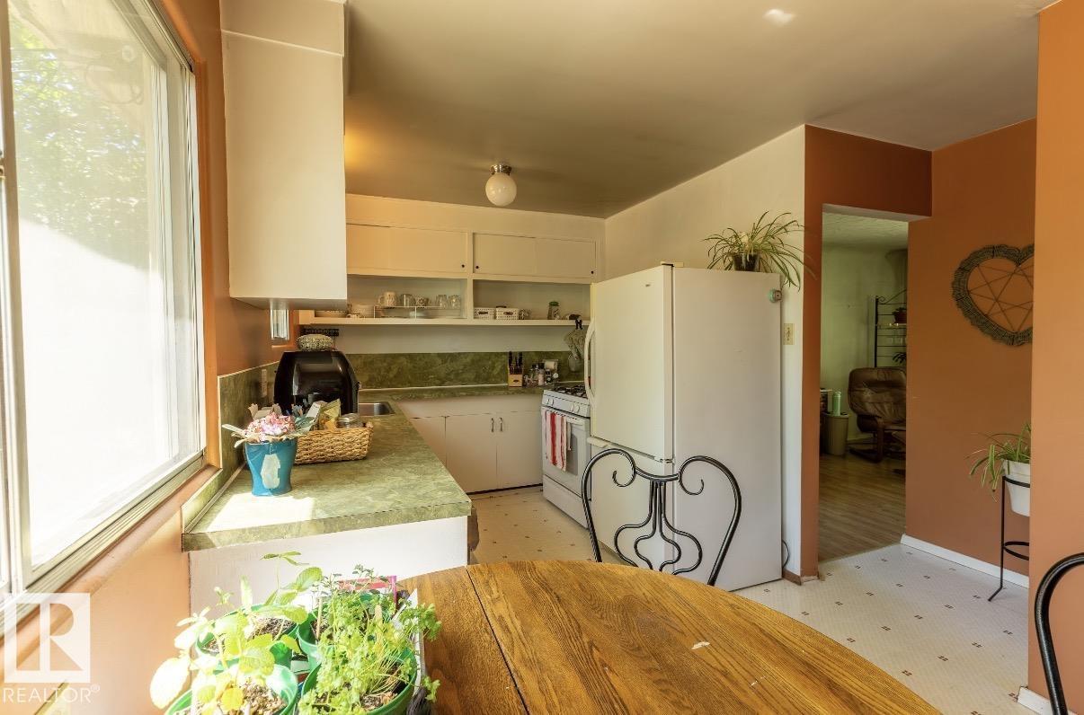 8719 67 AV NW - 18