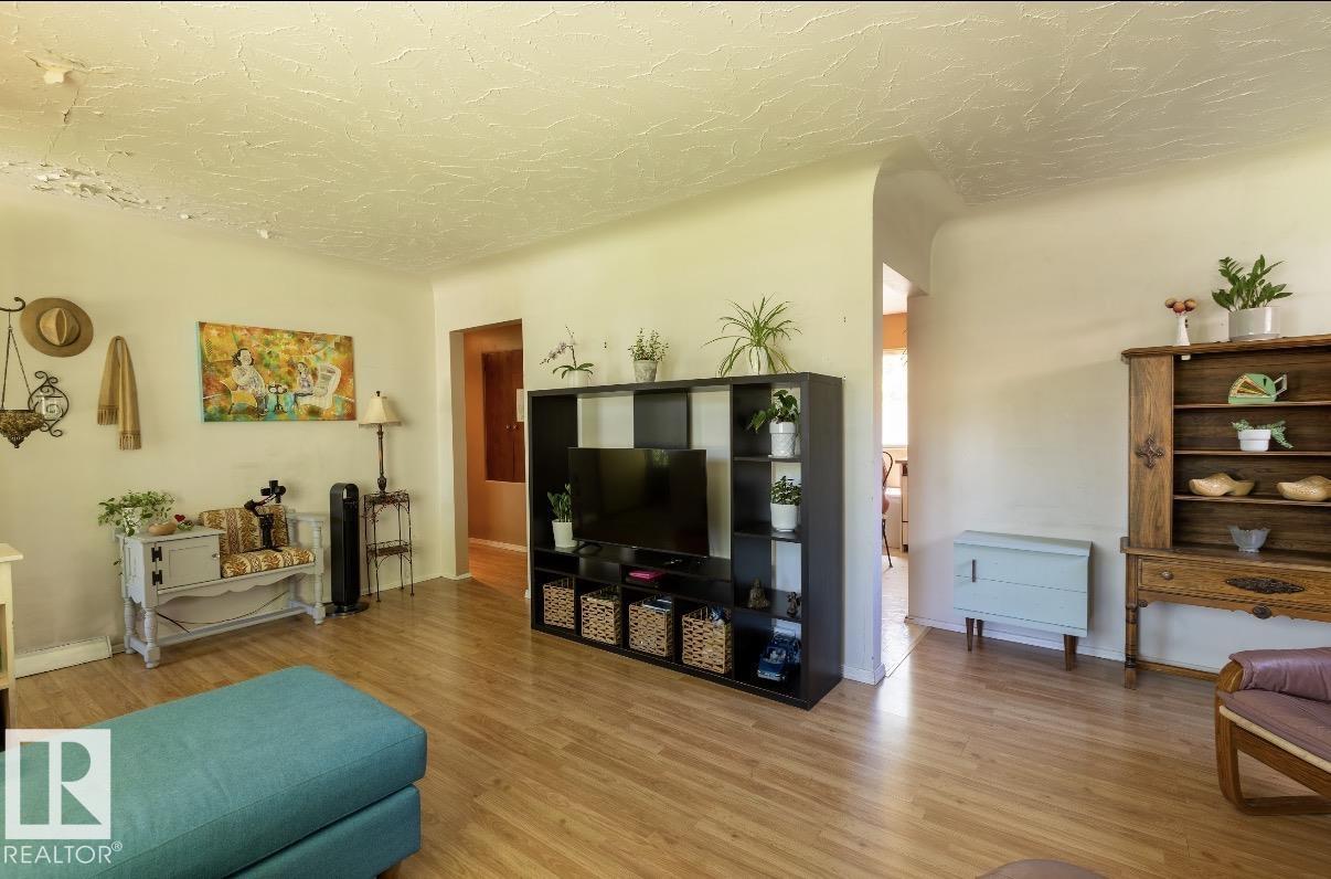 8719 67 AV NW - 14