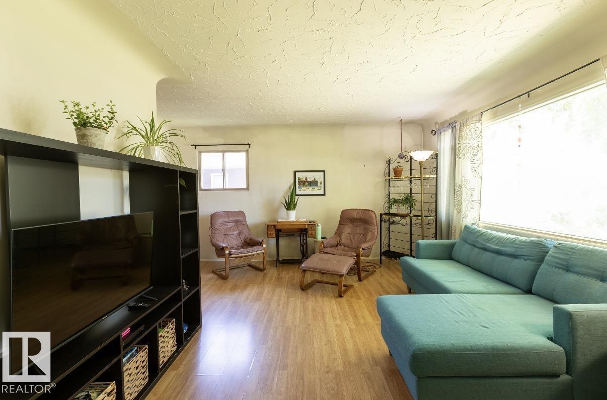 8719 67 AV NW - 15